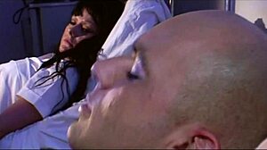 Doctorul bagă pula adânc în fundul strâns al pacientei