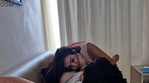 mira como esta rubia latina de 18 chupa verga con su gran culo teton