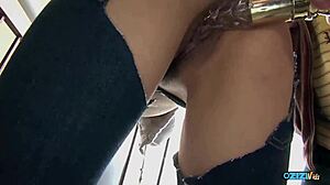 Troia jeans strappati si fa infilar cazzi dal buco