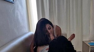 mira como esta rubia latina de 18 chupa verga con su gran culo teton