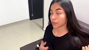 ME COGIENDO A LA VECINA DEL 404 SE CASADA MIENTRAS TRABAJA SU MARIDO