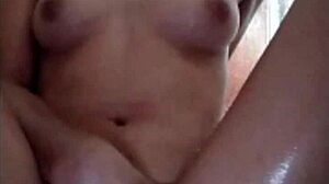 פיליפינית מגלחת ציצים קטנים 18+ ומתענגת במקלחת!