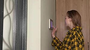 Junge Blondine hakt mit sexy Gärtner draußen ab – Outdoor Fick!