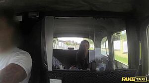 מונית מזויפת брюנטית מתאמנת כוס זיעה על זין נהג עבה