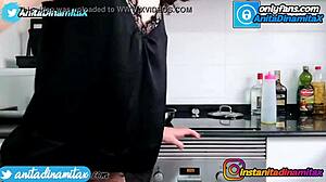 zorreando en la cocina... con mis compa�eros en casa uff!