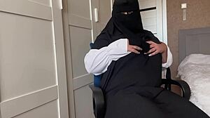 gorąca arabska milf w pończochach palcuje cipkę do mocnego orgazmu