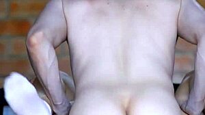 Drobna nieśmiała Latynoska 18+ dochodzi w napiętej atmosferze bloku