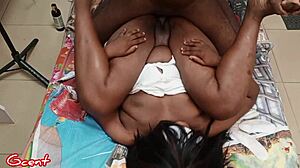 Coppie romantiche scopano succose in missionario prima di messa, fradice di bagnato