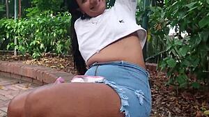 Blondína milfka policajtka zvádza drobnú 18+ mladú nevlastnú dcéru v uniformnom razie