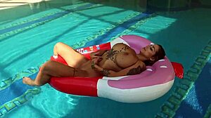 Canadian Milf Heidi Fingers Juicy Pussy Underwater In Pool