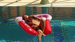 Canadian Milf Heidi Fingers Juicy Pussy Underwater In Pool