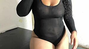 lucky delivery guy bangs big ass teen