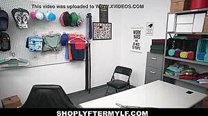 Блондинка милф Амбър Чейс големи цици голяма задница хваната да краде грубо чукана от пазача