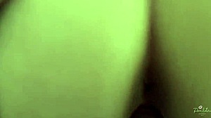 Krągła milfka dupsko podskakuje aż wydoi każdą kroplę?