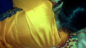 टीचर ने चब्बी इंडियन मम्मी को एनल बांग के लिए रोका