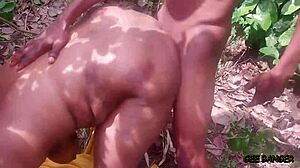 Crna beba, voliš li moje mekano slatko doggy jebanje?