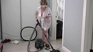 מצלמת בית תופסת אישה ביתית בתחת עבה בחלוק קצר חושפת ציצים גדולים