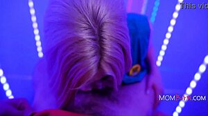 Plavuša šefica Barbie pušta Mike Mancinija na perverzno ližanje sisâ