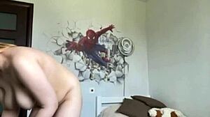 Natte geile curvy BBW danst bloot en vingert hitsig tieten