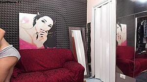 Twerkingbaby shakes sexy ass in tight jeans