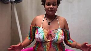 Debela latinska BBW prdi med bosim joga ob mini bazenu