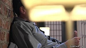 חתן מזיין חזק ארוסה כבולה ועבדתה ב-BDSM פרוע