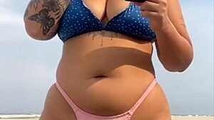 deixei ele de pau duro só pra mim pegar e sentir o tamanho na praia... que tesão!