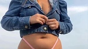 deixei ele de pau duro só pra mim pegar e sentir o tamanho na praia... que tesão!