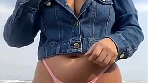 Nechala som ho s tvrdým čurákom len pre seba, aby som ho chytila a pocítila veľkosť na pláži... aký tes!