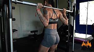 Puta safada goza na academia Caroleta Roots