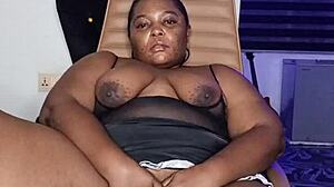 Samotna czarna gospodyni Mara egzotycznie tryska solo wielką dupą