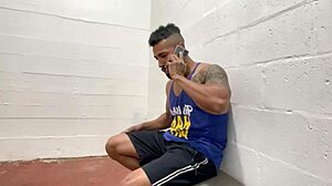 meu colega comeu minha esposa no vestiário... que tesão de tetas!