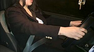 Beveiliging betrapt me naakt nat aftrekkend in auto bij orgasme kijken 😲🔥