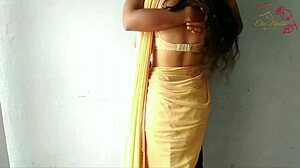 Seksi indijska lepotica hoče tvoj kurac v obrito pičko close-up