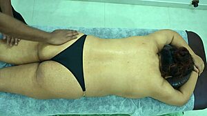 Latinka z veliko ritjo dobi globoko masažo od črnega desi fanta