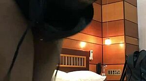 18+ letna Latina lepotica prenese brutalno nabadanje s črnim kurcem v tesni pički!