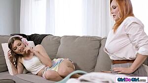 Stiefmutter kitzelt zierliche 18+ Stieftochter bis Squirt in Shorts beim Lesben-Spiel