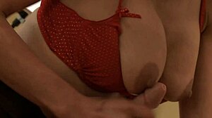 Velike sise brinete cougar jebana jako u obrijanoj pički