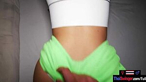 תאילנדית 18+ מוצצת זין ענק ורוכבת רטובה!