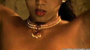 Indian milf bares her nude curves just to drive you wild