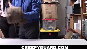 ยามโรคจิตฉีกเสื้อผ้าหัวขโมยโค้งเว้าอมีเลีย ออนิกซ์ เย็ดดุในออฟฟิศ