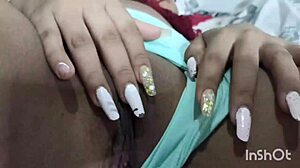 Κουρασμένη παρθένα Λατίνα με γιγάντια φυσικά βυζιά και κώλο με πιάνει στο Μαϊάμι για πρώτο γαμήσι