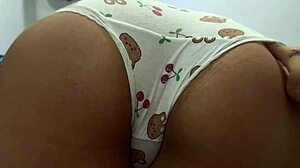 Můj fetiš je uctívat tlustou kolumbijskou prdel mámy, která mi dovolí