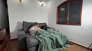 Rżnę moją sprośną żonę gdy rogacz patrzy z bliska