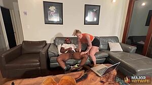 Obilno prsi blond podložnica squirt iz velike klitoris pičke na Rome Majorsovem kurrcu