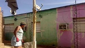 Culo enorme de vecina latina curvy en vestido corto lo enloquece