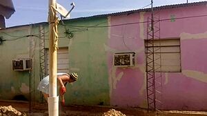 Culo enorme de vecina latina curvy en vestido corto lo enloquece