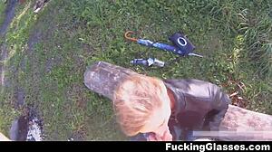 Strand-Coed mit Brille 18+ casual gefickt mit Cumshot