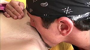 Μπρούτζινη milf με καλσόν δίχτυ σκουπίζει για βαθύ πρωκτικό δαχτυλάκι και γαμήσι