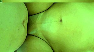 Tu ves como cojo a esta mamá soltera culona mientras sus hijos juegan afuera en el balcón